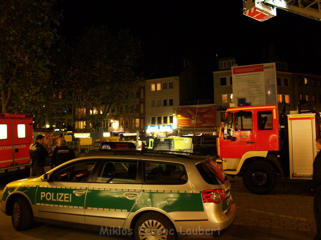 Einsatz BF Hoehenrettung Unfall in der Tiefe Person geborgen Koeln Chlodwigplatz   P11.JPG